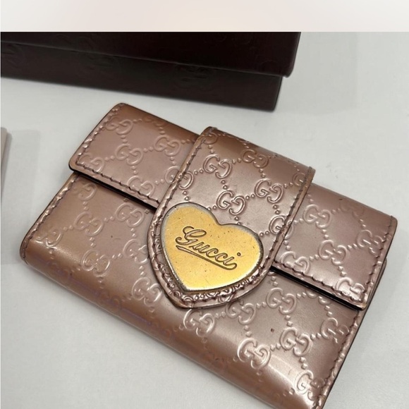 GUCCI Metallic Pink Card and Key Holder with Gold Heart Logo - Picture 1 of 5